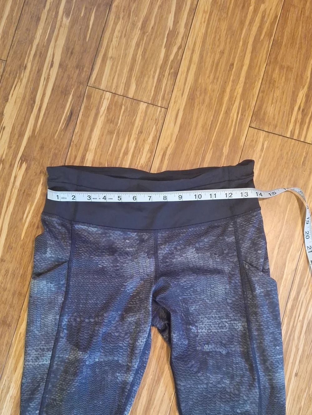 Lululemon Gray Mermaid Scale Leggings Size 6